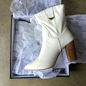 New Lulus Taryne White Pointed Toe Ankle Western Booties
